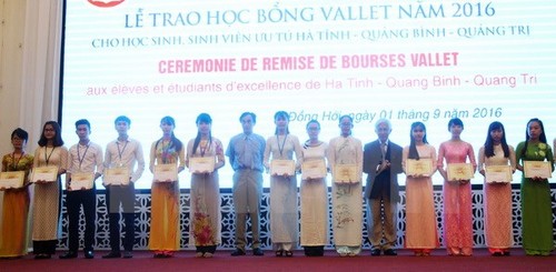 Trao học bổng Odon Vallet cho học sinh, sinh viên ưu tú 3 tỉnh miền Trung - ảnh 1